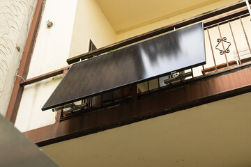 Solarpanel in einem Hinterhof, montiertes Balkonkraftwerk, Düsseldorf, Deutschland
