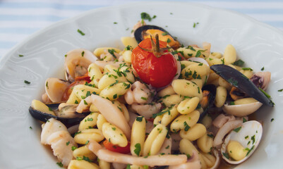 Plato de pasta Cavatelli con marisco en Polignano a Mare, Italia. Plato de cocina italiana recién servido y listo para comer.
