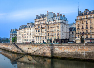 Good morning Paris street on the Seine - 610359548