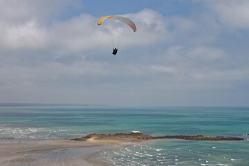 parapente à martin plage sur la commune de plerin sur mer dans les côtes d'armor