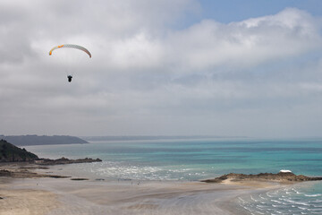 parapente &agrave; martin plage sur la commune de plerin sur mer dans les c&ocirc;tes d'armor