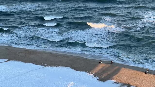 파도치는 겨울 해변 아침