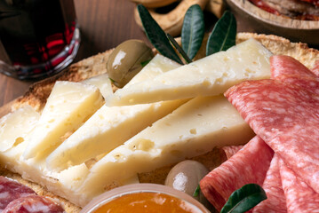 Fette di pecorino romano, tipico formaggio italiano con latte di pecora, cibo europeo 