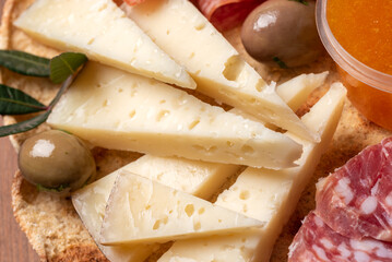Fette di pecorino romano, tipico formaggio italiano con latte di pecora, cibo europeo 