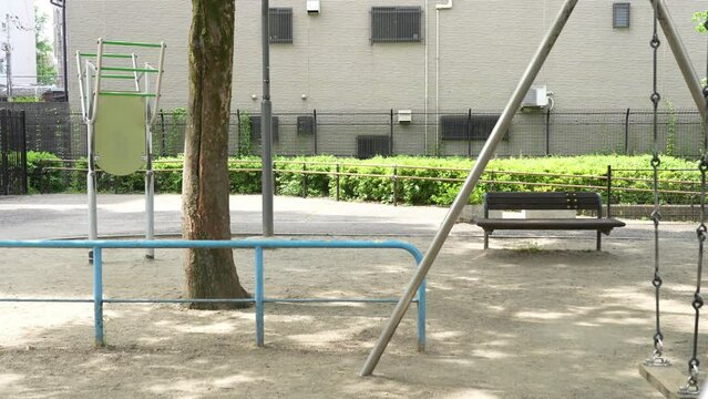 公園でブランコを立って漕ぐ男性の動画　Video of a man standing and pedaling a swing in a park