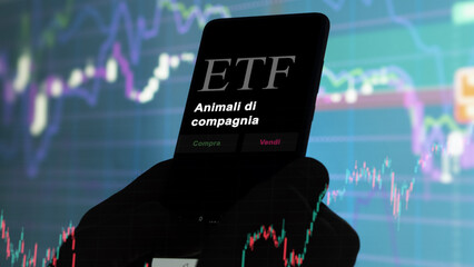 An investor analyzing an etf fund on a phone. Italian text: Pets, buy, sell.