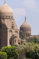 Edificio del Museo Mostafa Kamel y c&uacute;pula de mezquita de Sultan Hassan en el centro hist&oacute;rico de la ciudad de El Cairo en Egipto