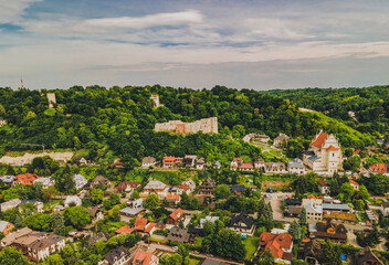 Zachwycający lotniczy widok Kazimierza Dolnego, uchwycony z różnych perspektyw za pomocą drona, podkreślający urokliwy krajobraz i historyczną architekturę tego malowniczego miasteczka.