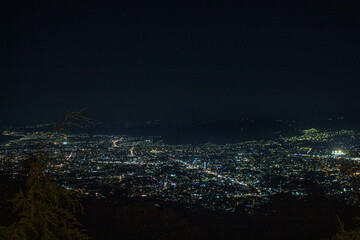 La ciudad de San Salvador durante la noche