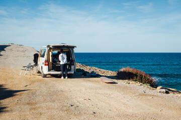 Vacances en van aménagé. Vacances en van au bord de la mer. Expérience en van. Arrêt au bord de...