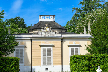 Das Badhaus im Schlossgarten des Schwetzinger Schlosses in Schwetzingen, Baden-Württemberg