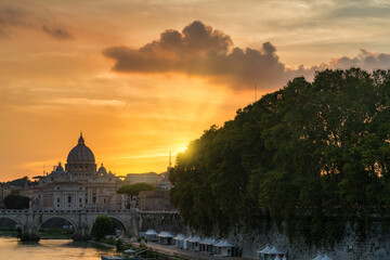 Obraz premium St. Peter's basilica at sunset in Rome, Italy