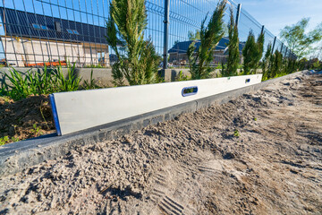 Building curb in the backyard using spirit level