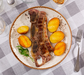 Fototapeta Traditional Spanish Churrasco - grilled veal served with broiled sweet pepper and potato obraz