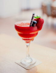 Un coctel de daiquiri frozen de sabor de fresa con ron