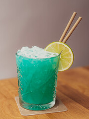 Un coctel de daiquiri frozen de sabor melon con ron