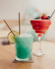 Un coctel de daiquiri frozen de sabor melon con ron