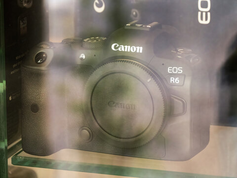 LUXEMBOURG - MAI 26, 2023: Canon EOS R6 Mirrorless Camera on Display in a Store