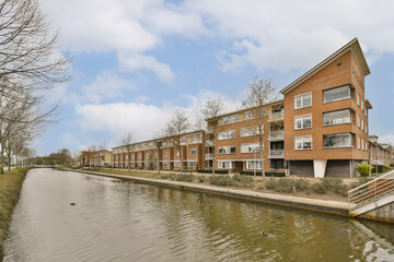 Obraz premium an apartment complex on the banks of the river thames in london's west end, with its own canal