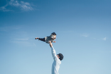高い高いされる赤ちゃん