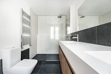 Fototapeta na wymiar Contemporary design bathroom with large frameless mirror