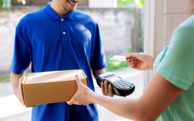 Parcel delivery staff deliver products to customers at the front of the house, Express delivery...