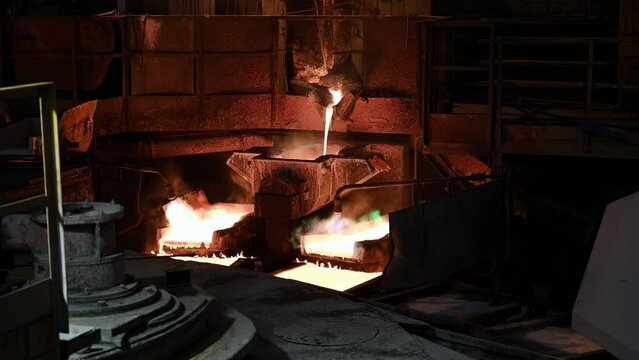 Pouring hot melt copper into anode molds on carousel machine