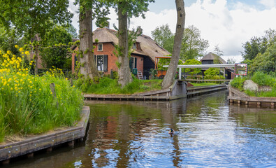 Obraz premium Traditional thatched roof home in famous Giethoorn village in the Netherlands. Car free village.