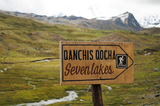 letreros en el camino a las siete lagunas de  la monta&ntilde;a de ausangate