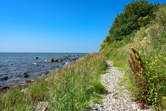 Wanderpfad am Ostseeufer zwischen Arnager und R&oslash;nne im S&uuml;dwesten Bornholms