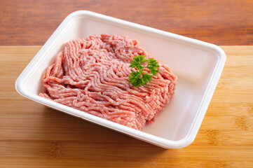 食品トレーに入った豚ひき肉