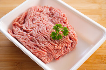 食品トレーに入った豚ひき肉