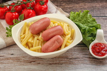 Mini sausages with pasta macheroni