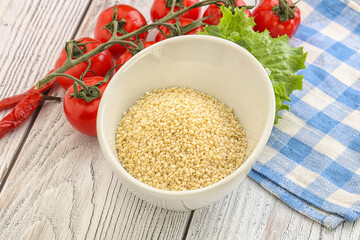 Raw sesame seeds in the bowl