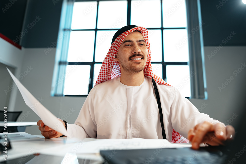 Poster Young successful arab businessman working in the office