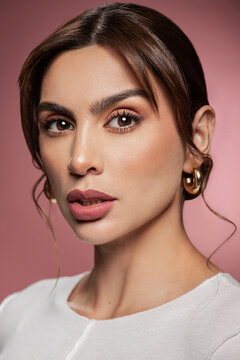 Detalles encantadores: Esta imagen destaca los detalles delicados de las u&ntilde;as pintadas de una chica, complementando su look de maquillaje con estilo.