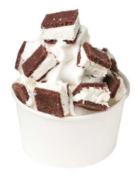 Frozen Yoghurt im Pappbecher mit einer Milchschnitte