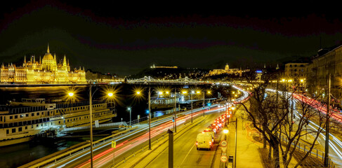 Fototapeta na wymiar Budapest lunga esposizione notte 
