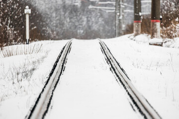 Obraz premium Empty rural railway perspective on a winter day