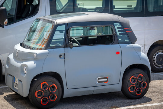 Marignane, Bouches-du-Rhône, France - 29 05 2023 : voiture sans permis électrique de marque Citroën Ami garée sur une place de parking