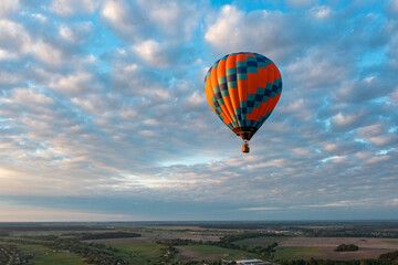 Obraz premium Hot air balloon in blue sky at sunrise