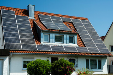 Hausdach mit Photovoltaikanlage