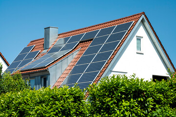 Hausdach mit Photovoltaikanlage