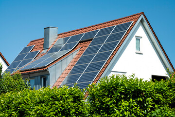 Fototapeta premium Hausdach mit Photovoltaikanlage
