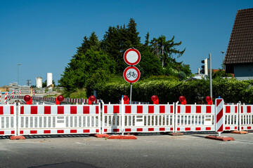 Straßenbaustelle mit Absperrungen