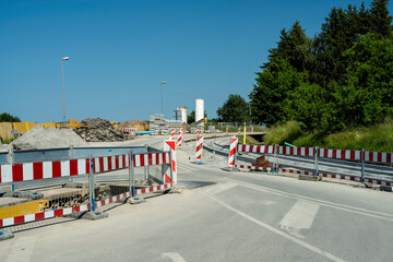 Straßenbaustelle mit Absperrungen