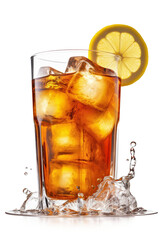 Eistee im Glas mit Eisw&uuml;rfeln und Zitronenscheibe isoliert als Freisteller vor wei&szlig;em Hintergrund. Generative AI