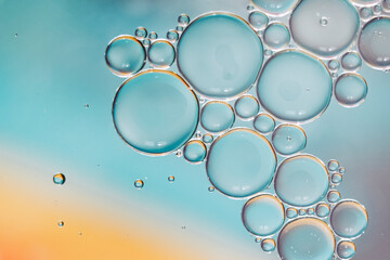 Arrière plan abstrait bulles - Huile dans de l'eau sur un fond flou multicolore