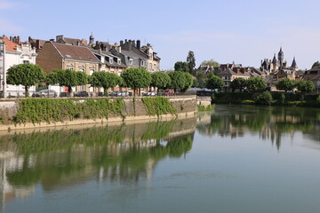 Fototapeta na wymiar La ville le long des rives de la rivière Meuse, ville de Charleville Mézières, département des Ardennes, France
