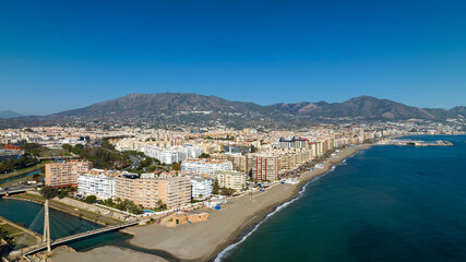 Fototapeta na wymiar vista aérea de la playa del Ejido en la costa de Fuengirola provincia de Málaga, Andalucía